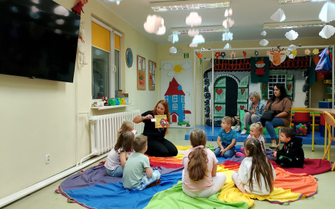 Dzieci z przedszkola uczestniczą w lekcji bibliotecznej