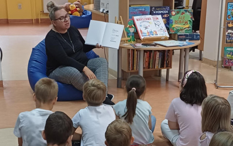 Na zdjęciu Gosia czyta grupie drugoklasistów Książkę bez obrazków