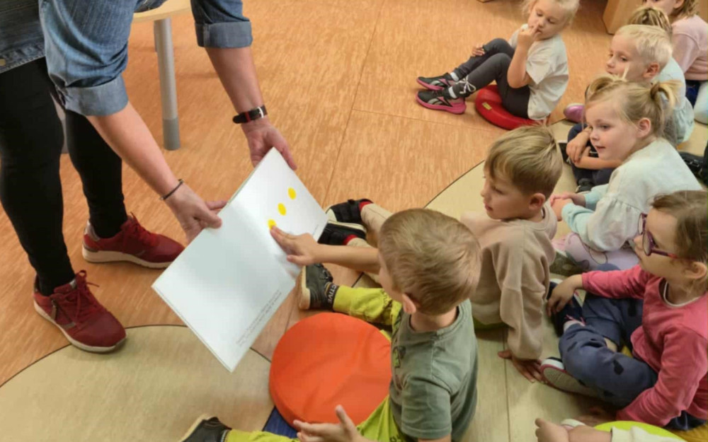 Na zdjęciu dzieci z grupy przedszkolnej Żabki podczas zabawy z książką H.Tullet NACIŚNIJ MNIE