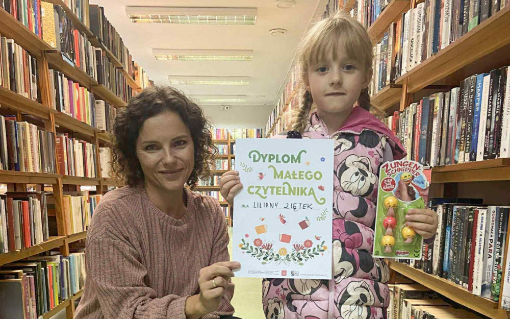 Bibliotekarka i Lilianna prezentują dyplom