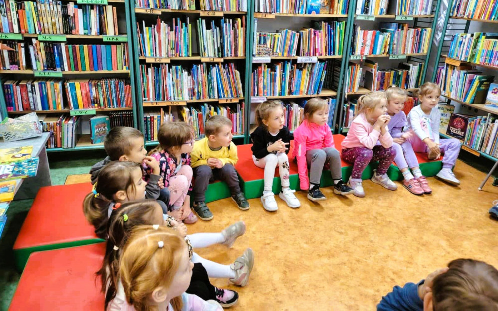 Dzieci z przedszkola słuchają opowiadania