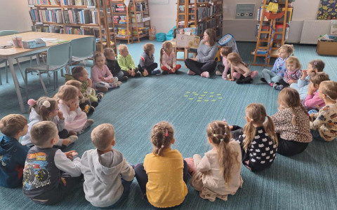 bibliotekarki czytają dzieciom opowiadanie