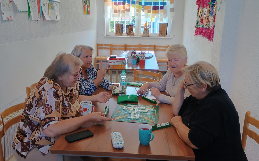 Panie grają w gry plaszowe w bibliotece