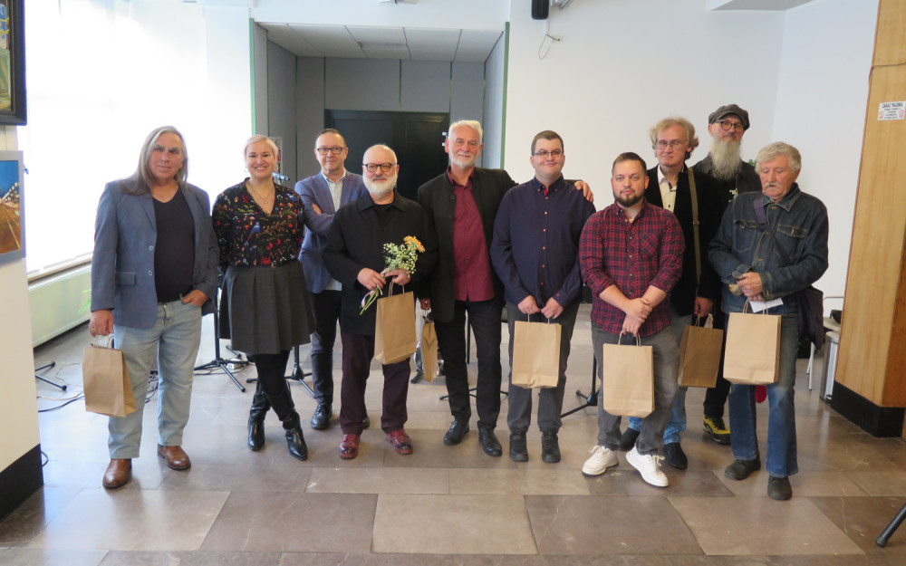 Artyści i organizatorzy wystawy Meskie malowanie