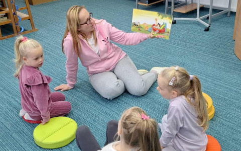 bibliotekarka czyta opowiadanie dzieciom