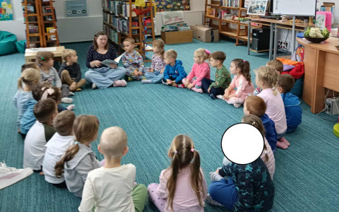 bibliotekarka czyta opowiadanie dzieciom