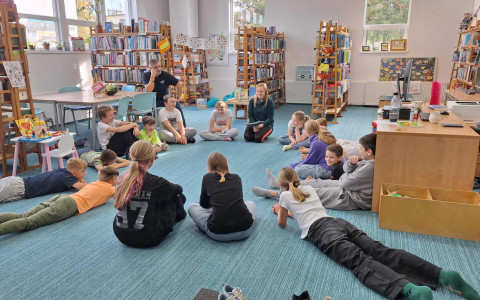Bibliotekarka rozmawia z dziećmi o hejcie