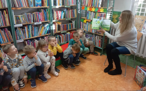 Bibliotekarka czyta dzieciom książkę
