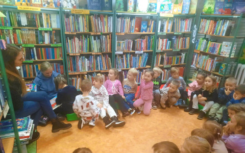 Bibliotekarka czyta książkę dzieciom