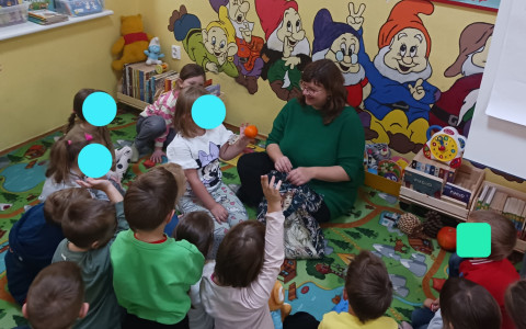 Bibliotekarka z dziećmi rozpoznaje przedmioty po kształtach