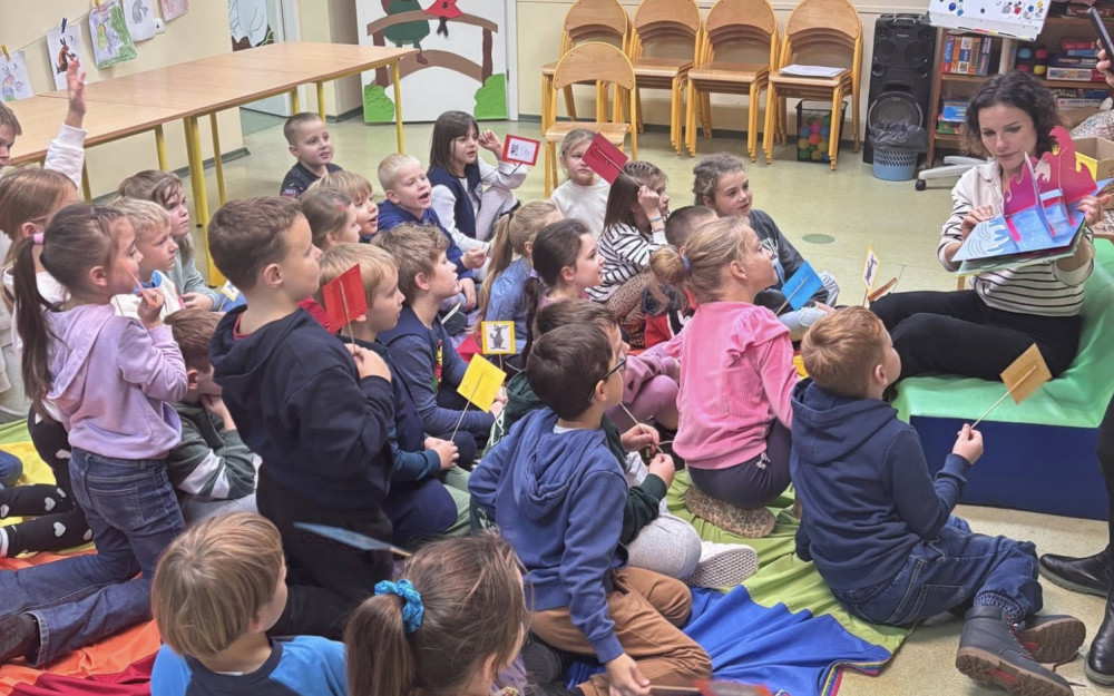 Bibliotekarka czyta dzieciom