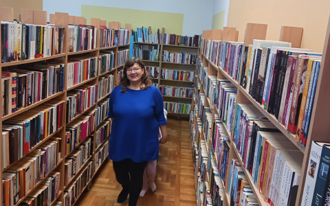Bibliotekarka oprowadza dzieci po bibliotece