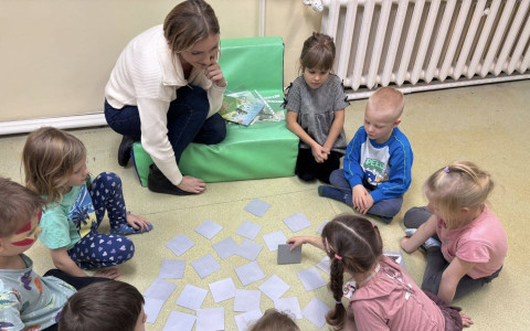 Dzieci grają w grę memory
