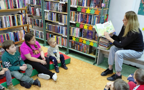 Bibliotekarka czyta dzieciom książkę