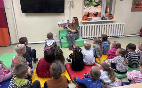 Bibliotekarka czyta dzieciom książkę