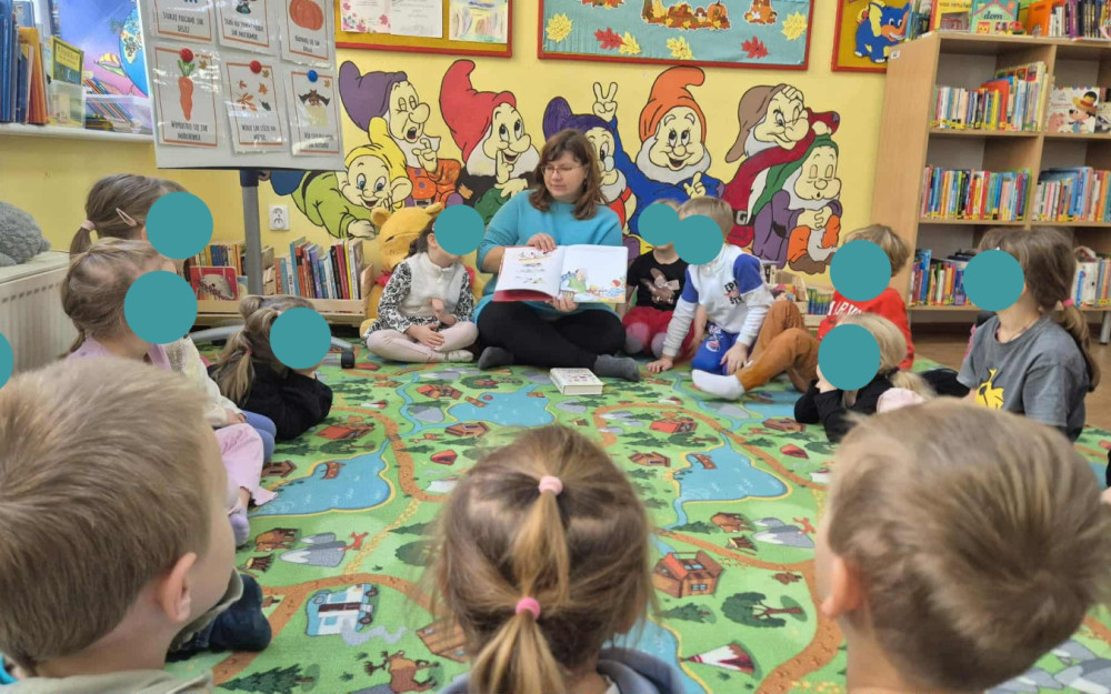 Bibliotekarka czyta dzieciom książkę