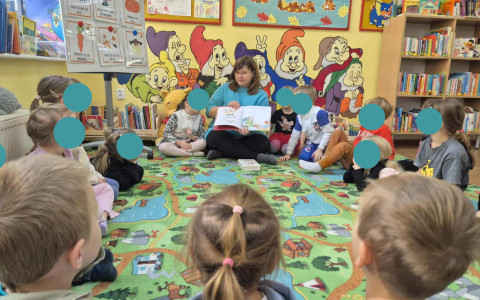 Bibliotekarka czyta dzieciom książkę