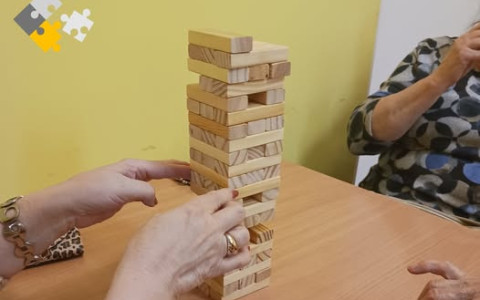 Wieża z drewnianych klocków