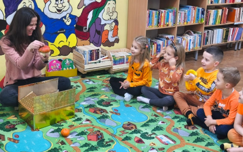 Bibliotekarka pokazuje dzieciom dynię