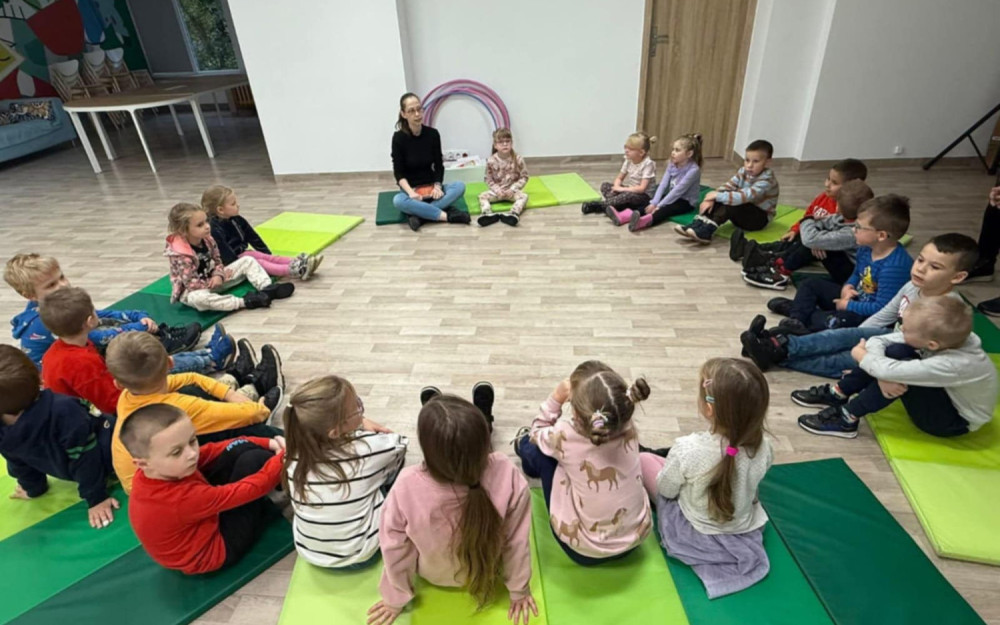 Pięciolatki z Przedszkola nr 8 w Koszalinie podczas lekcji bibliotecznej