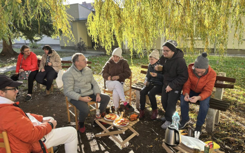 Wspólny piknik w ogrodzie z podopiecznymi WTZ