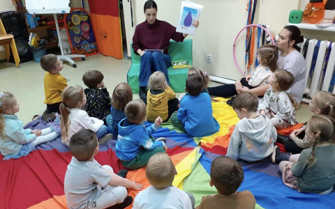 Bibliotekarka czyta dzieciom książkę