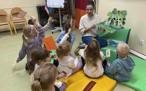 Bibliotekarka czyta dzieciom książkę