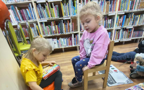 Zabawa w bibliotekę dzieci z Kangurka