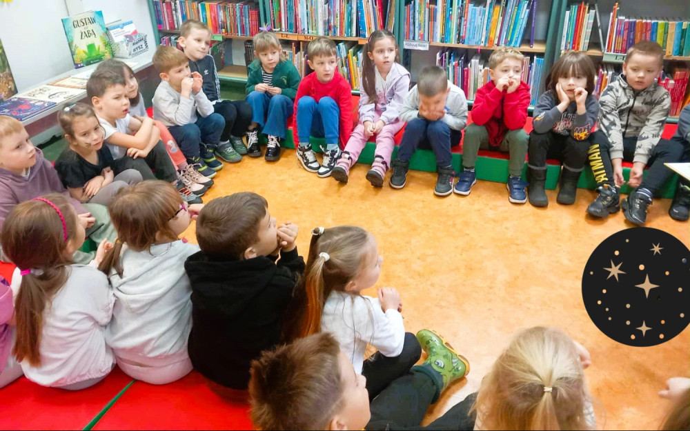Dzieci słuchaką opowiadania o wszechświecie