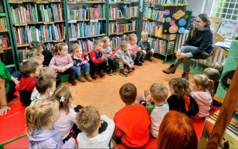Przedszkolaki rozmawiają z bibliotekarką o kosmosie