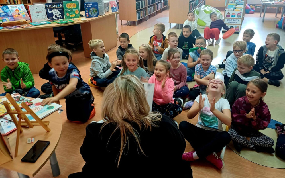 Na zdjęciu Gosia czyta grupie pierwszoklasistów Książkę bez obrazków