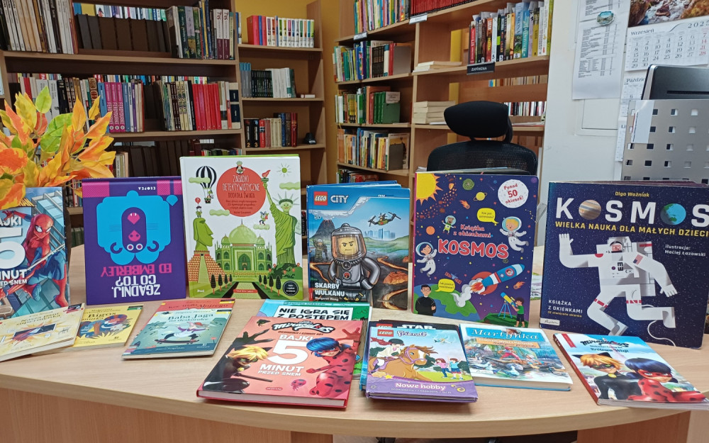 Na zdjęciu wystawka najciekawszych książek dla dzieci