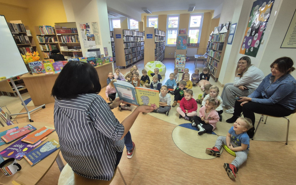 Na zdjęciu Wiola czyta Żabkom książeczkę o przygodach Malinki i Leona