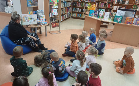 Na zdjęciu Gosia czyta grupie Żabek książkę pt. Moje, autorstwa Klary Persson