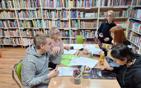 Piątkowe spotkanie młodzieży wydającej gazetke "Głos dziecięcy" w naszej bibliotece