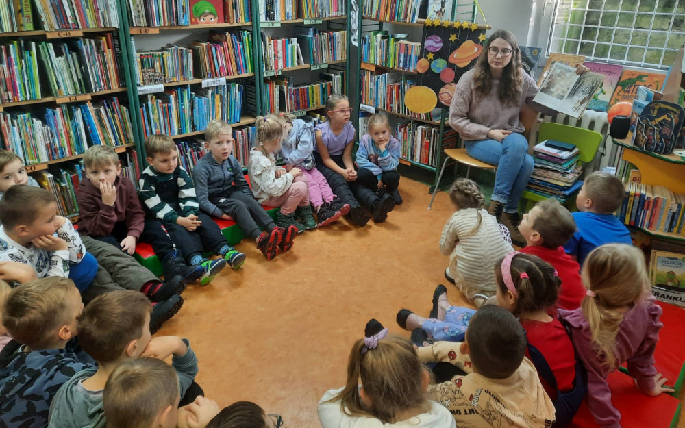 Dzieci słuchają opowiadania