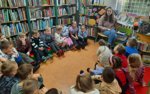 Dzieci słuchają opowiadania