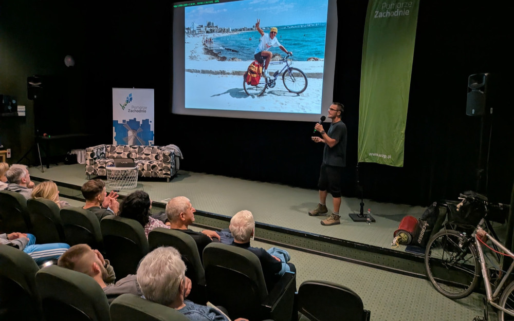Piotr Strzeżysz podczas prelekcji o wycieczkach rowerowych