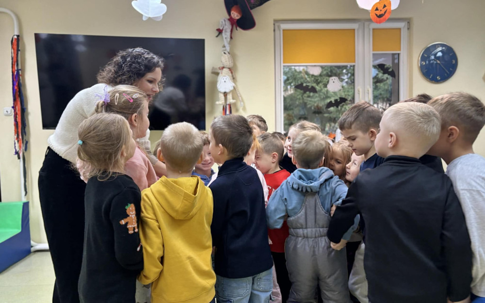 Bibliotekarka w trakcie zabawy z dziećmi