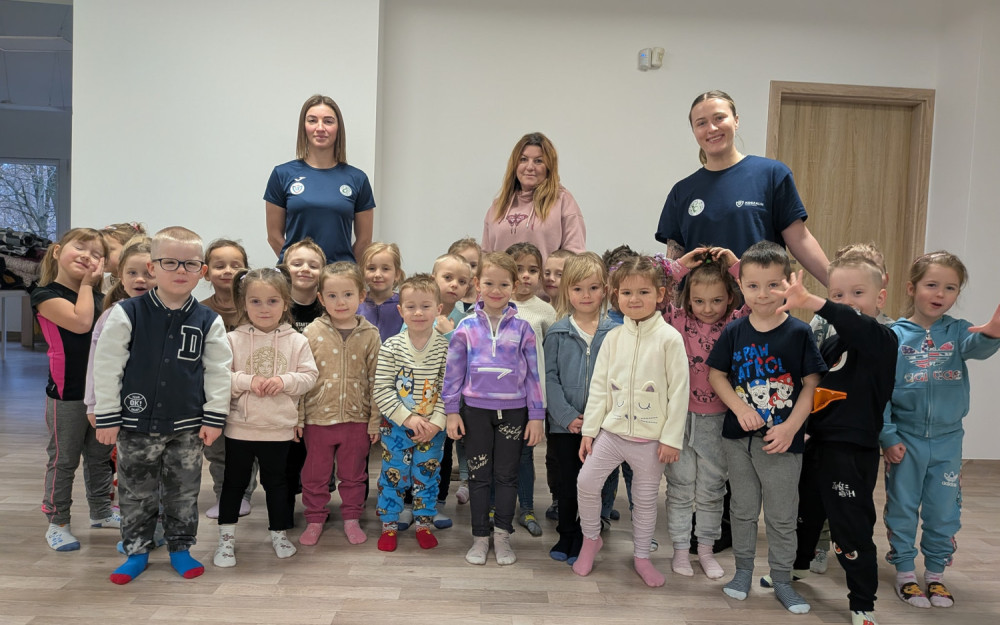 Dzieci z Przedszkola nr 7 w Koszalinie i piłkarki ręczne z klubu Piłka Ręczna Koszalin
