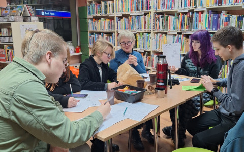 Piątkowe spotkanie naszej redakcji gazetki w bibliotece
