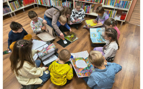 Zimowe zabawy z Mikołajem z grupą przedszkolną "Ekoludków" z Niepublicznego Przedszkola "Mały Odkrywca"