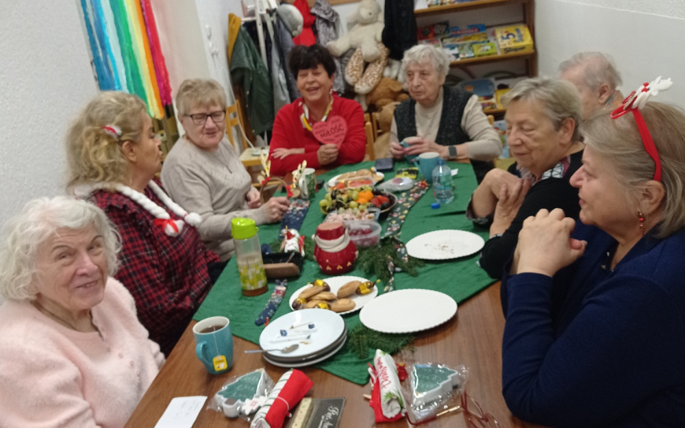 Panie z Klubu Gier Planszowych na spotkaniu przy wspólnym stole.