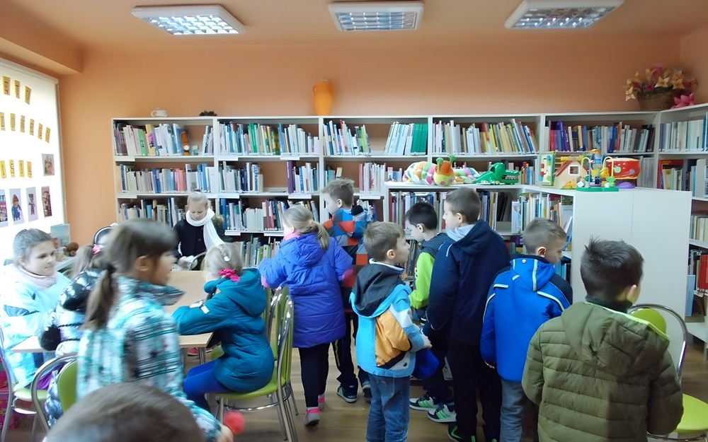 Wycieczka uczniów do biblioteki