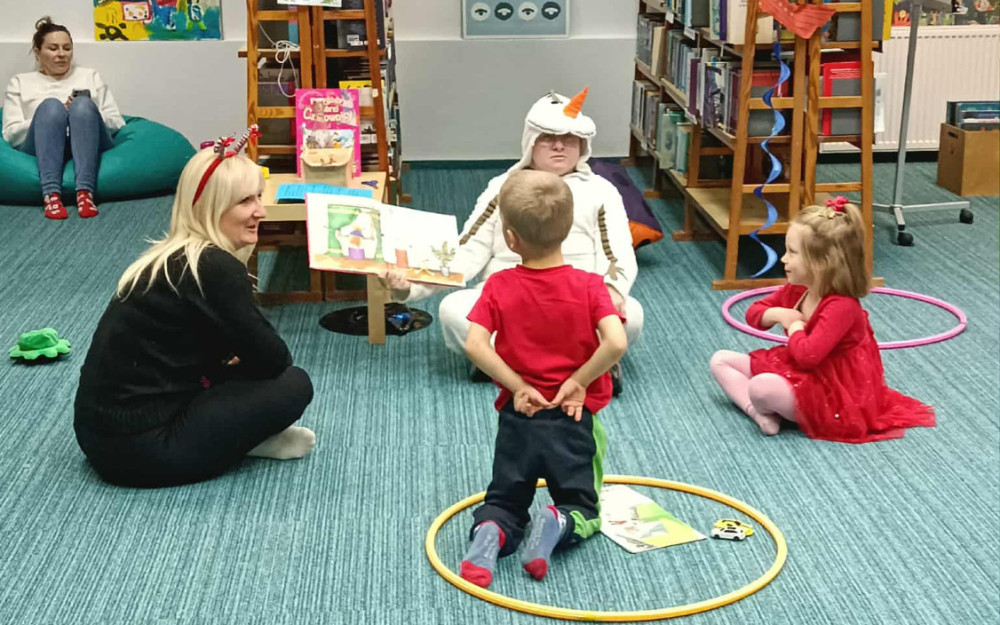 bibliotekarka w stroju bałwana wróży dzieciom