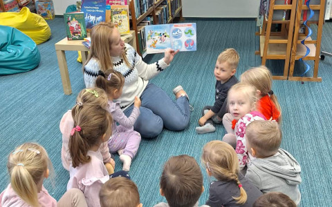 bibliotekarka czyta dzieciom książkę