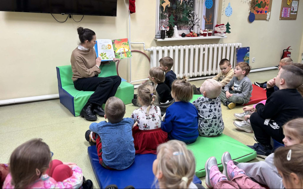 Bibliotekarka czyta dzieciom książkę