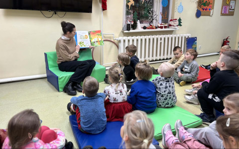 Bibliotekarka czyta dzieciom książkę