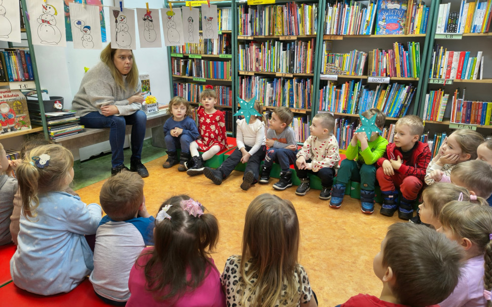 Bibliotekarka z przedszkolakami.