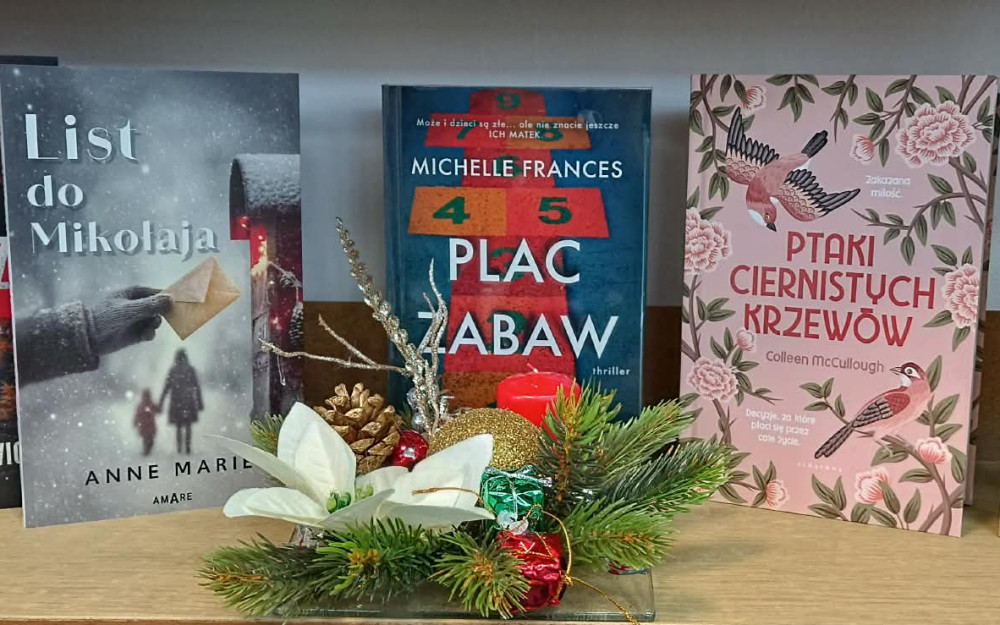 Na zdjęciu są trzy książki. Jedna książka jest świąteczna, tytuł:"List do Mikołaja" druga to psychologiczny thriller pt:"Plac zabaw" trzecia to klasyka " Ptaki cernistych krzewów"